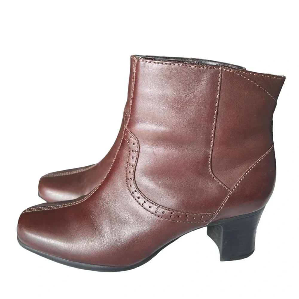 Clarks block heel ankle boots Booties Brown side zipper size 5 comfort Boot